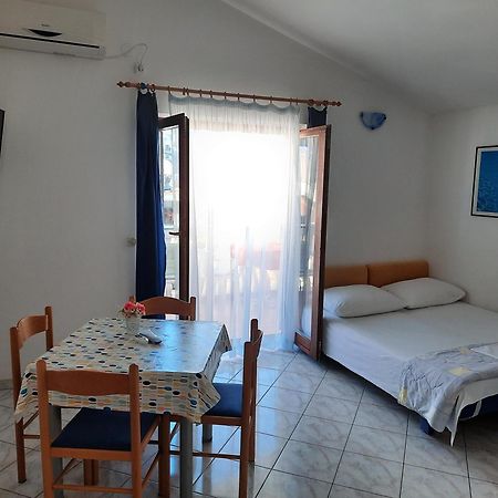 Apartmani Maver Sveti Filip i Jakov Buitenkant foto